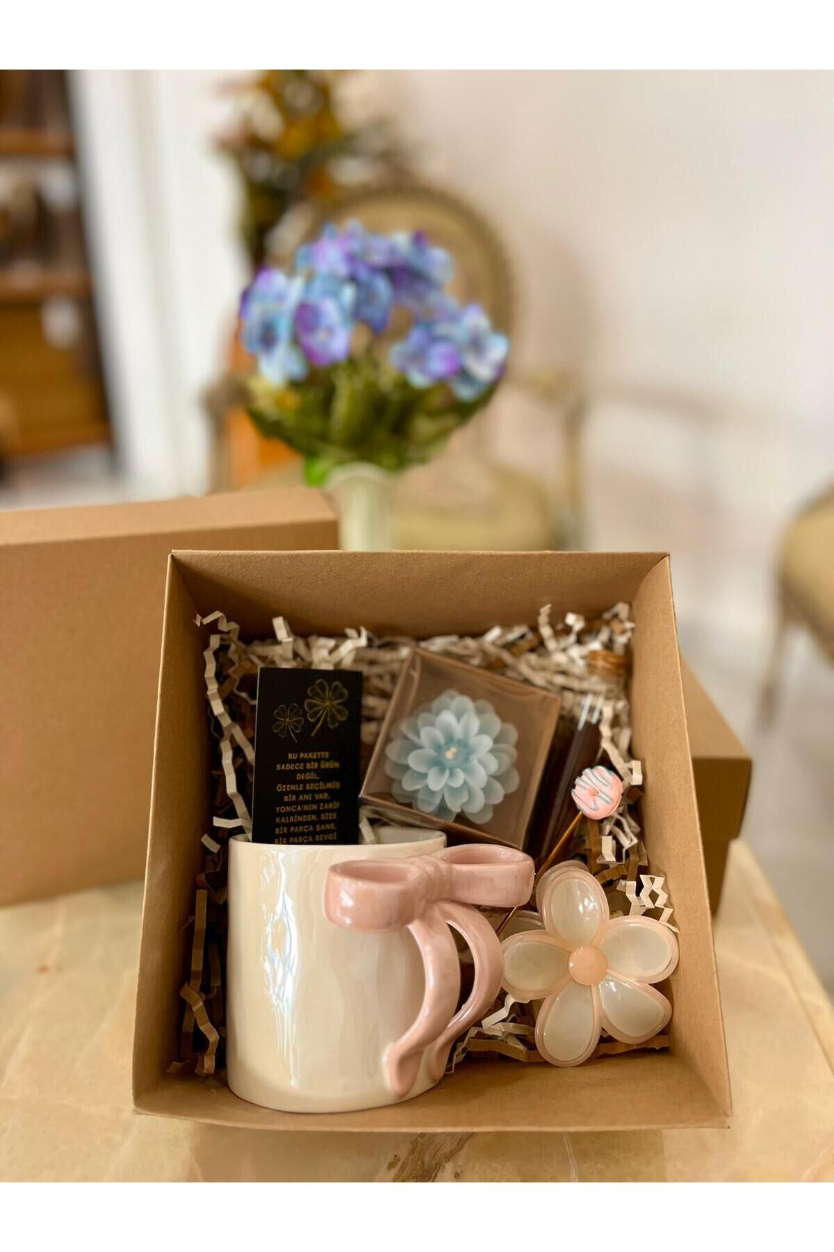 KİŞİYE ÖZEL HEDİYE KUTUSU (SEDEFLİ PORSELEN KUPA-MUM-TOKA-KAHVE-CİCİ KAŞIK)