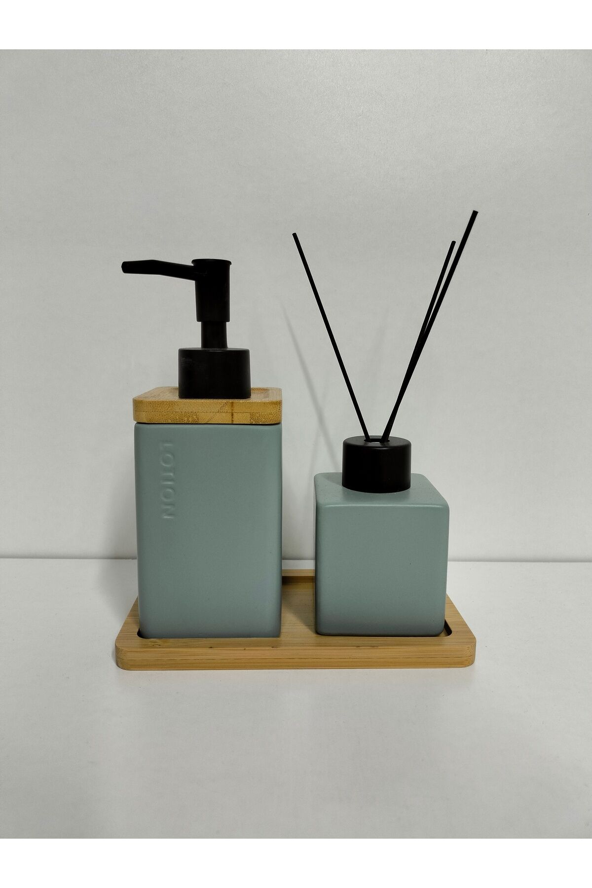 BAMBU TEPSİLİ 2 Lİ BANYO SETİ SERAMİK ( 16 CM TABAK BOY , 17 CM SABUNLUK BOY 7 CM KOKULUK BOY ) Bebe Mavi
