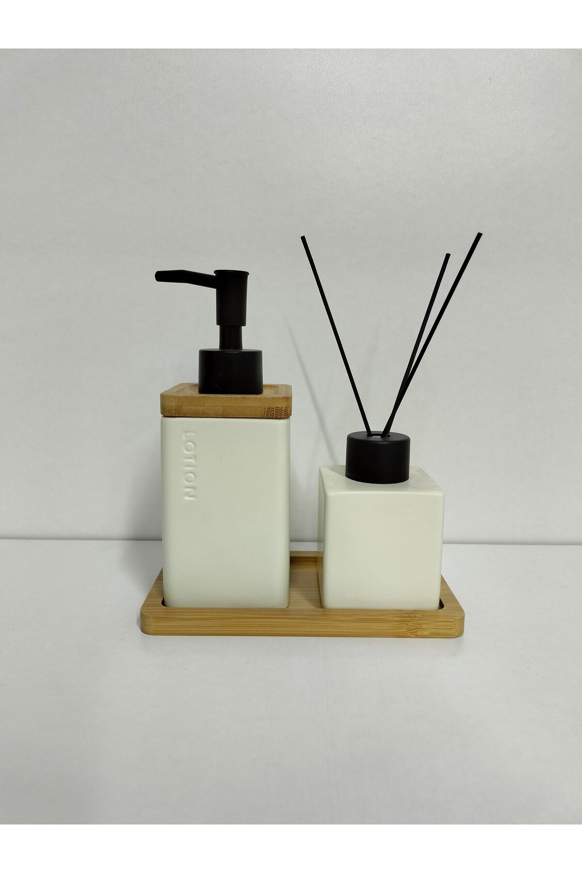 BAMBU TEPSİLİ 2 Lİ BANYO SETİ SERAMİK ( 16 CM TABAK BOY , 17 CM SABUNLUK BOY 7 CM KOKULUK BOY ) Beyaz