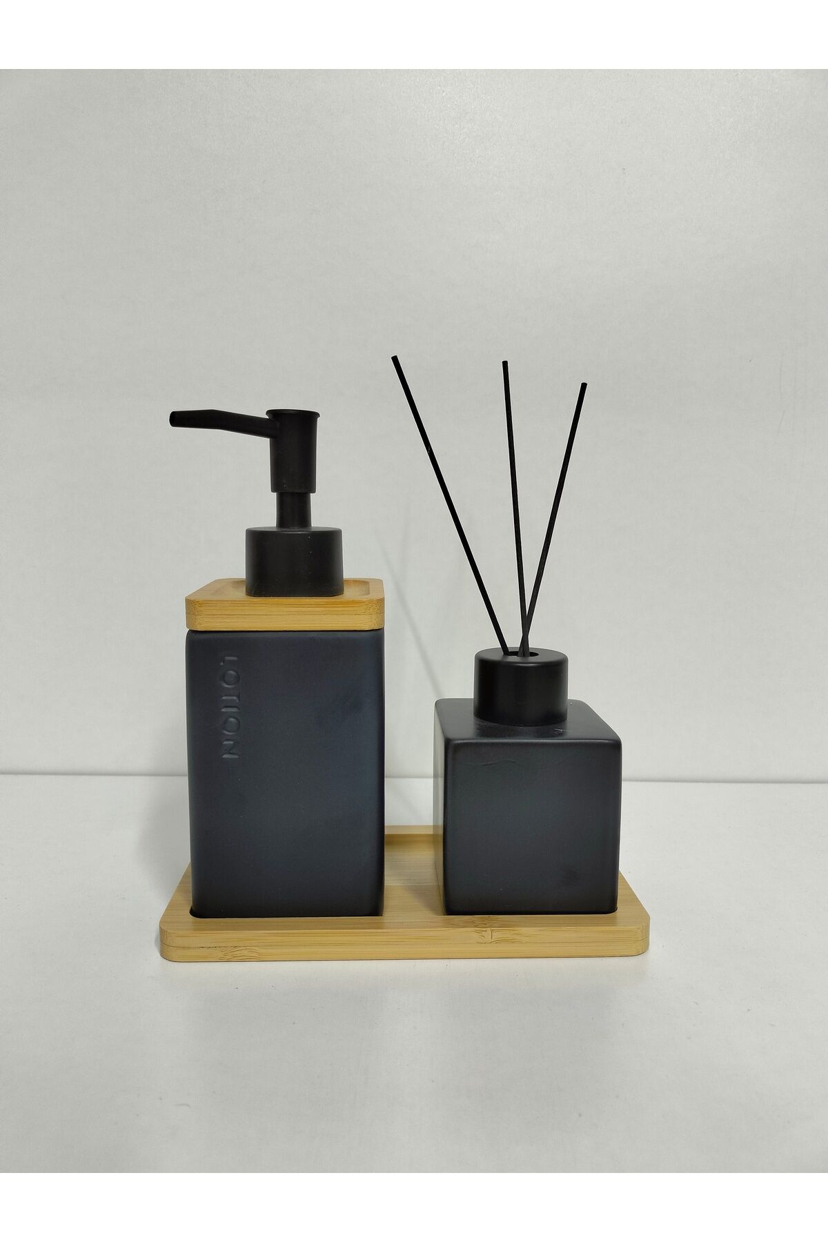 BAMBU TEPSİLİ 2 Lİ BANYO SETİ SERAMİK ( 16 CM TABAK BOY , 17 CM SABUNLUK BOY 7 CM KOKULUK BOY ) Siyah
